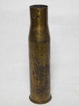 MILITARIA - Projétil de canhão em metal dourado. Marcas do tempo. 28 x 5cm.