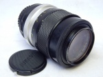 Lente de câmera fotográfica antiga, modelo focal 1A 52mm. Vidro da lente com mofos. Manufatura Nippon Kogaku, Japão. 13 x 7cm.