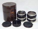 Duas lentes para câmeras fotográficas antigas, modelos Nikkor-H Auto 1:3,5 e Nikkor-S Auto 1:2,8. Vidros com mofos. Acompanha 1 capa em couro para lentes. Manufatura Nippon Kogaku, Japão. Lentes 6 x 7cm e 7 x 6cm. Capa 10 x 9cm.