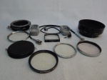 Lote com diversos acessórios para câmeras antigas, composto por 4 filtros, 1 capinha, 1 protetor, 1 anel extensor e 2 suportes para flash com cabo.