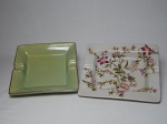 Dois cinzeiros em cerâmica policromada e vitrificada, um verde e outro floral sobre fundo cinza. 14 x 16cm. - -