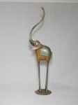 Escultura de elefante indiana em metal e madeira, base circular, pernas compridas. 62 x 20 x 7cm.