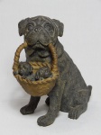 Escultura em resina patinada representando Bulldog mãe com 2 filhotes na cesta. 20 x 20cm.