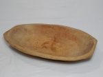 Gamela em madeira nobre, formato oval. 11 x 51 x 33cm.