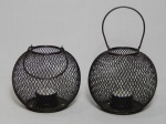 Par de porta-velas em metal pintado de preto, vazado, forma esférica, alça reversível, com vela interior. 12 x 6cm.