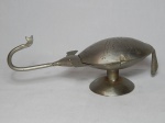 Incensário em alumínio na forma de elefante, na posição de lâmpada de Aladin. 13 x 33cm. Marcas do tempo.
