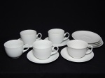 Cinco xícaras e pires para chá em porcelana branca, sendo 1 diferente, 1 prato com bicado, 3 pires sobressalentes. 7 x 9cm.