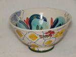 Bowl em porcelana branca pintada a mão com flores, manufaturada no estúdio Auves. 9 x 15cm.