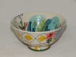 Bowl em porcelana branca pintada a mão com flores, manufaturada no estúdio Auves. 9 x 15cm.