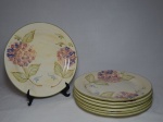 Sete pratos em faiança vitrificada decorados com hortências, manufatura da Helvetia House. Alguns com bicados na borda. Diâm. 28cm.