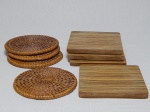 Oito porta-copos, 4 quadrados em fórmica, 10 x 10cm; 4 em cipó trançado, redondos, 10cm.