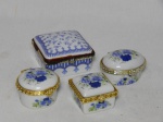 Quatro caixinhas miniatura em porcelana, decorações florais azul e branco. Maior 3 x 5 x 5cm, menor 2,5 x 4cm.