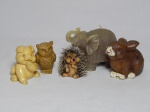 Cinco animais decorativos: 2 velas na forma de coelho e elefante, e 3 em resina representando coruja, ouriço e porco. Maior 9 x 12 x 6cm e menor 5 x 4 x 3cm.
