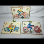 Conjunto de 3 gravuras francesas representando motociclistas com selos postais, acrílico cobrindo as gravuras. 21 x 30cm.