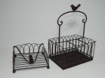 Porta-guardanapos e porta-talheres em ferro fundido patinado de negro, galerias ovaladas e vazadas, pássaro nas pegas, pés em bola. 7 x 19 x 19cm e 32 x 22 x 16cm.