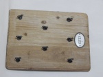 Porta-chaves em madeira, para 8 chaves, ganchos em metal patinado, com placa escrito "Clés". 33 x 25cm.