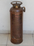 Antigo extintor de incêndio em cobre, importado da Success Fire Extinguisher, New York. Alt. 60cm.