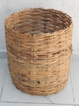 Cesto em palha de bambu trançada. 59 x 52cm.