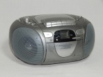 Mini-system MAGNAVOX, modelo MCS225/01, bivolt, CD-player, cassete e rádio player. Sem garantia de funcionamento. 15 x 25 x 20cm. *Parte da venda deste lote será convertida em doação para o projeto Academia do Cérebro, uma iniciativa do Laboratório de Neurociências e Aprimoramento Cerebral, do Instituto de Psiquiatria da UFRJ, dirigido pelo Prof Dr Rogério Panizzutti.*