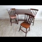 Mesa de canto em madeira nobre, pernas e amarrados em barras, tampo reclinável e extensor. Acompanha 3 cadeiras, 2 com almofadas estofadas. RETIRADA COM AGENDAMENTO NA AVENIDA RUI BARBOSA, FLAMENGO, RIO DE JANEIRO - *Parte da venda deste lote será convertida em doação para o projeto Academia do Cérebro, uma iniciativa do Laboratório de Neurociências e Aprimoramento Cerebral, do Instituto de Psiquiatria da UFRJ, dirigido pelo Prof Dr Rogério Panizzutti.*
