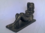 FELA BERLER - "Mulher deitada". Escultura em gesso pintado de preto representando mulher deitada. Assinada na base, datada de 1976. Sutis perdas na pintura. 22 x 38 x 14 cm.