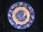 ENOCH WOODS - Prato para arroz em faiança inglesa azul e branca, decorado com flores e cena inglesa. Marcado no fundo. Sinais de uso. Diâm. 30 cm.