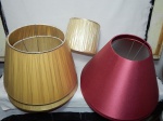 Cinco cúpulas para abajour, sendo 2 na cor vinho 27 x 45cm, 2 na cor bege 26 x 40cm e 1 na cor bege 19 x 22cm.