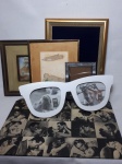 Seis peças, 1 bandeja com fotografias diversas de filmes de época 26 x 38cm e 5 porta-retratos em madeira, sendo 1 em formato de óculos na cor branca, o maior 30 x 25cm.