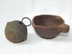 Duas peças: a) Pequeno cadinho em ferro fundido, apresenta oxidação. 5 x 7cm. b) Guizo em metal amarelo, ornamentado com padrões de folhagens. Alt. 5cm.