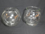 Dois vasos redondos em vidro translúcido. Alts. 19 e 21cm.