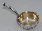 Concha sem cabo em prata baixa contrastada 750mls, aplicado com monograma "BR". Apresenta desgastes. 7 x 15 x 8cm. Peso total: 55,2g.