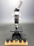 Microscópio Officine Galileo nº 122792 Made in Italy todo em metal com detalhes em baquelite + 1 Lente e 4 tubos do próprio microscópio, no estado, 4,645kg, 36cm , em caso de dúvidas, pergunte até o dia anterior ao pregão!