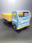 Caminhãozinho em madeira Brinquedos Guri, tem um detalhe no para-choque, precisa de restauro 49,8x21,7cm, em caso de dúvidas, pergunte até o dia anterior ao pregão!