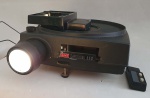 Projetor de slide Kodak Carrousel 650. Funcionando. Acompanham: 2 lentes Ektanar (102 to 152 mm fl3.5 e f: 3.5 4 inch), Stack Loader, passador com fio, manual e maleta original. Avaria no painel frontal