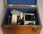 Antigo Projetor Projefix, modelo LI, na maleta de madeira com alça de metal e aveludada por dentro. O equipamento liga, a luz não acende