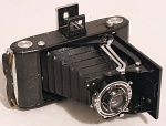 Máquina fotográfica Zeis Ikon, com case em couro original, da década de 1930.. Óptica Novar Anastigmat 1:6,3 - f+105 mm