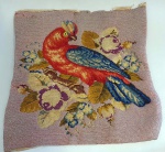 Linda Tapeçaria multicolorida representando pássaro pousado. Mede 57 x 53 cm. Apresenta alguns poucos furos