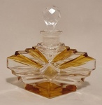 Lindo Perfumeiro de vidro transparente e âmbar, em forma de losango, com tampa também de vidro em forma de bola sextavada. Mede 12 x 12 x 8 cm