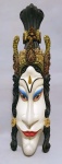 Máscara decorativa de madeira, da Indonésia, ricamente esculpida. Mede 58 x 15 cm
