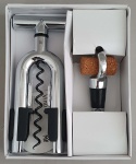 Sommelier-Set, da marca alemã WMF, compoto por sacarrolhas e tampão de garrafa com pressão. Material: metal cromado, na caixa original
