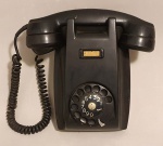 Antigo Telefone de parede, de baquelite preto, da marca Ericsson. Disco girando. Não testado