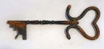 Antiga Chave de ferro, decorativa. Mede 29,5 cm. Apresenta ferrugem