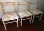 Três antigas cadeiras de madeira, com encosto móvel (articulado). Medidas de cada cadeira: 42 cm (L) x 40 cm (P) x 76 cm (A)