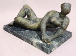 BRUNO GIORGI. Escultura em bronze patinado, representando "Mulher Deitada", em base de mármore verde. Assinada. Mede 20 x 10 x 10 cm