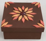 Delicada caixa de mdf, decorada com peças, também de mdf, em forma de flor. Mede 16 x 16 x 8 cm (altura) 