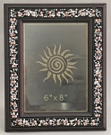 Lindo porta retrato, moldura de madeira decorada com missangas. Mede: 27 x 22 cm. Foto: 20 x 15 cm 