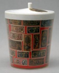 Antigo balde de gelo da marca Polimatic, decorado com a reprodução de antigas notas. Possui paredes duplas para conservar a temperatura da bebida. Mede 18 cm de altura