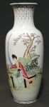 Vaso de porcelana japonesa  branca com cena campestre e ideogramas japoneses. Inscrição no fundo do vaso. Mede 24 cm de altura. Peça com restauro