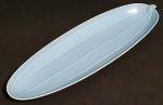 Travessa de porcelana alemã, azul claro, em forma de melão. Mede 41 x 13 cm. Apresenta pequena colagem em uma das bordas