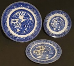 Conjunto formado por três pratos (refeição, salada e sobremesa) de porcelana inglesa, brancos, com decoração em azul carbono de paisagens chinesas com marca no verso: Willow  